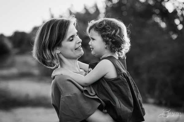 Fotografie de familie in natura - mama cu fiica in brate, alb-negru